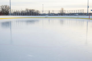 Sztuczne lodowisko w Sokołowie Podlaskim. Kiedy mieszkańcy poślizgają się za darmo?
