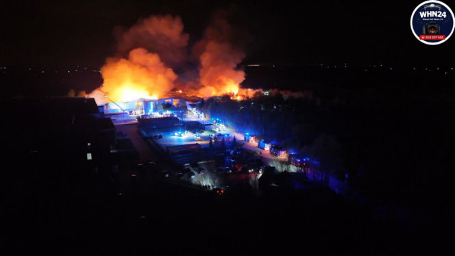 Gigantyczny pożar hal produkcyjnych w Bramkach. W akcji setki strażaków