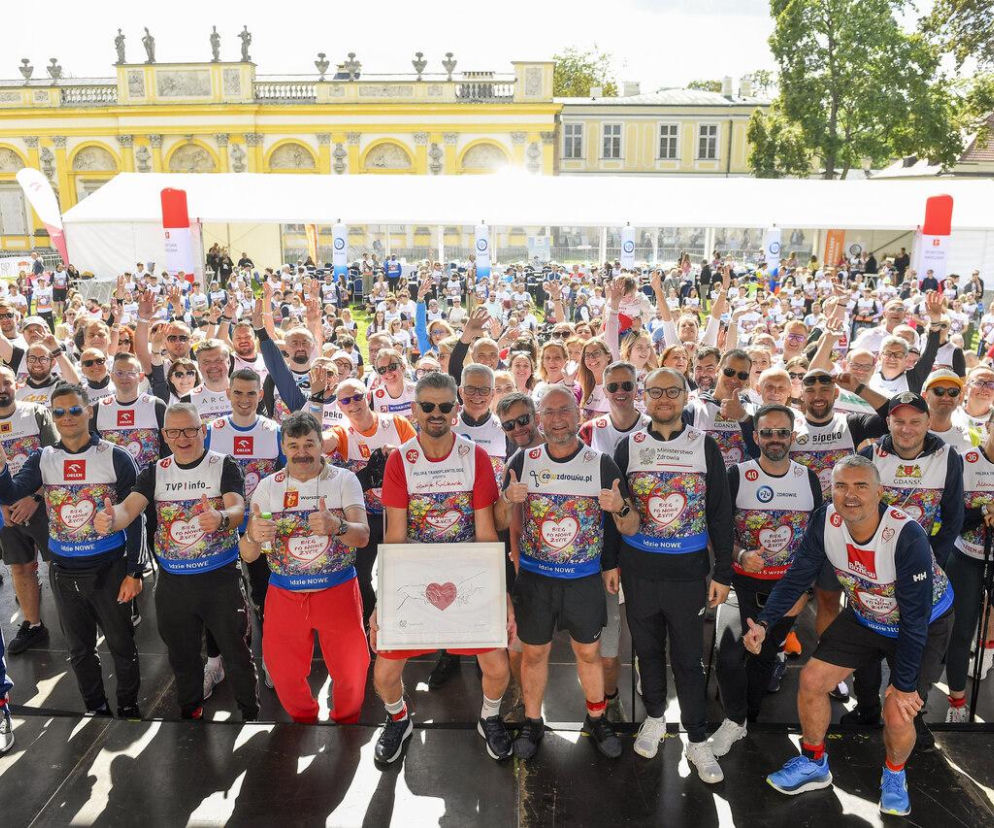 Uczestnicy Biegu po Nowe Życie w Wilanowie na wspólnym zdjęciu. O promocji transplantacji przeczytasz na PZ.