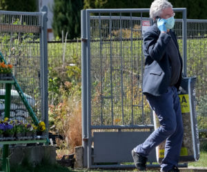 Marszałek Karczewski robi zakupy na bazarku