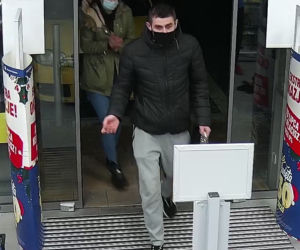 Chorzów: Wynieśli ze sklepu telefon komórkowy, opaskę Mi Band i myszkę dla graczy. Rozpoznajesz ich?