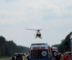 Wypadek busa z dziećmi i wojskowej ciężarówki na S3 pod Zieloną Górą! 12-latka reanimowana. Są inni ranni