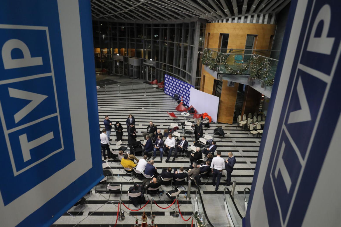 Politycy PiS przyjechali we wtorek wieczorem na Woronicza 
