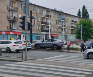 Po śmierci 6-latka postawili tam fotoradar. Pijany kierowca wbił się w barierki przy przystanku