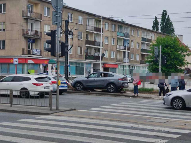 Po śmierci 6-latka postawili tam fotoradar. Pijany kierowca wbił się w barierki przy przystanku
