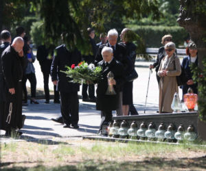 Jarosław Kaczyński na cmentarzu nie był sam. Pewna kobieta nie odstępowała go na krok