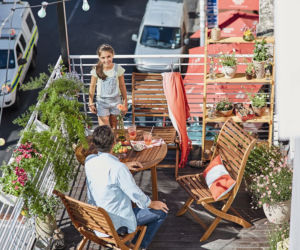Drewniane meble na balkon na większym tarasie