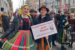 Polonez dla Łodzi. Taneczny korowód maturzystów przeszedł ulicą Piotrkowską