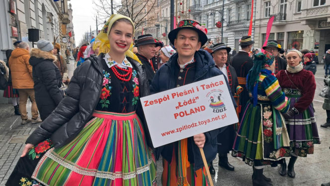 Polonez dla Łodzi. Taneczny korowód maturzystów przeszedł ulicą Piotrkowską