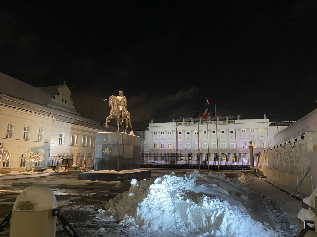 Warszawska iluminacja w śnieżny wieczór