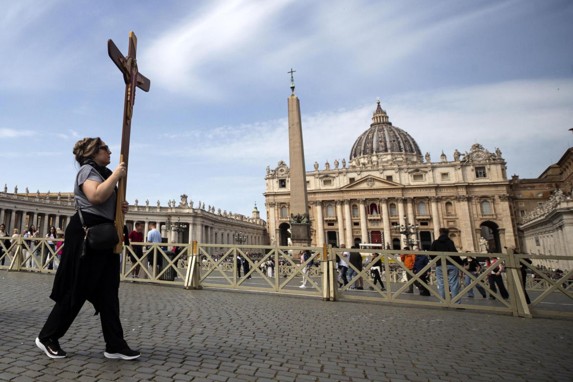 Papież Franciszek nie żyje. Wierni modlą się na Placu Św. Piotra