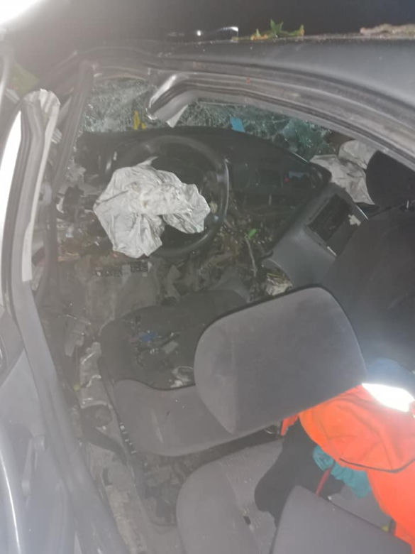 Koszmarny wypadek pod Płockiem! 30-latek zakleszczony w skodzie po uderzeniu w drzewo [ZDJĘCIA]