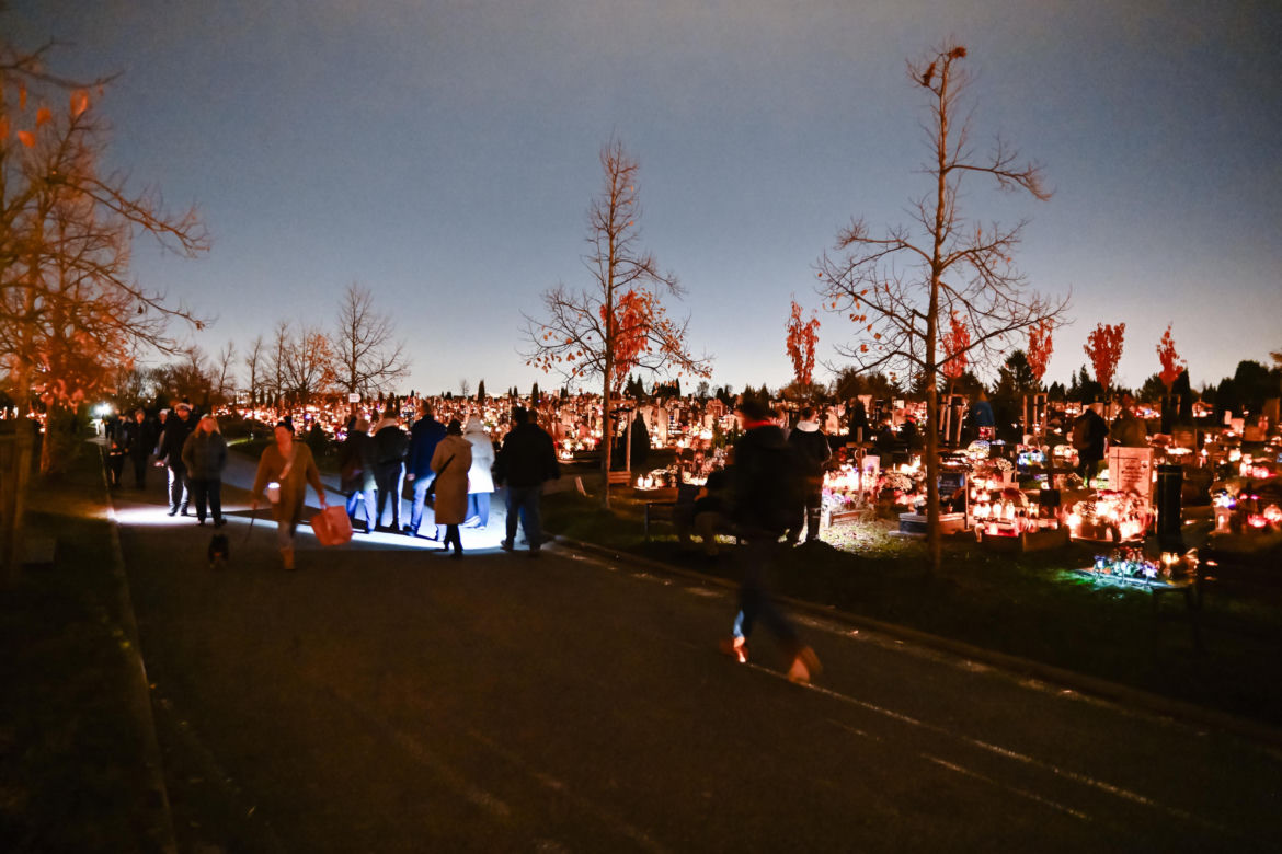 1 listopada na Cmentarzu Łostowickim w Gdańsku. Tak wygląda w dniu Wszystkich Świętych