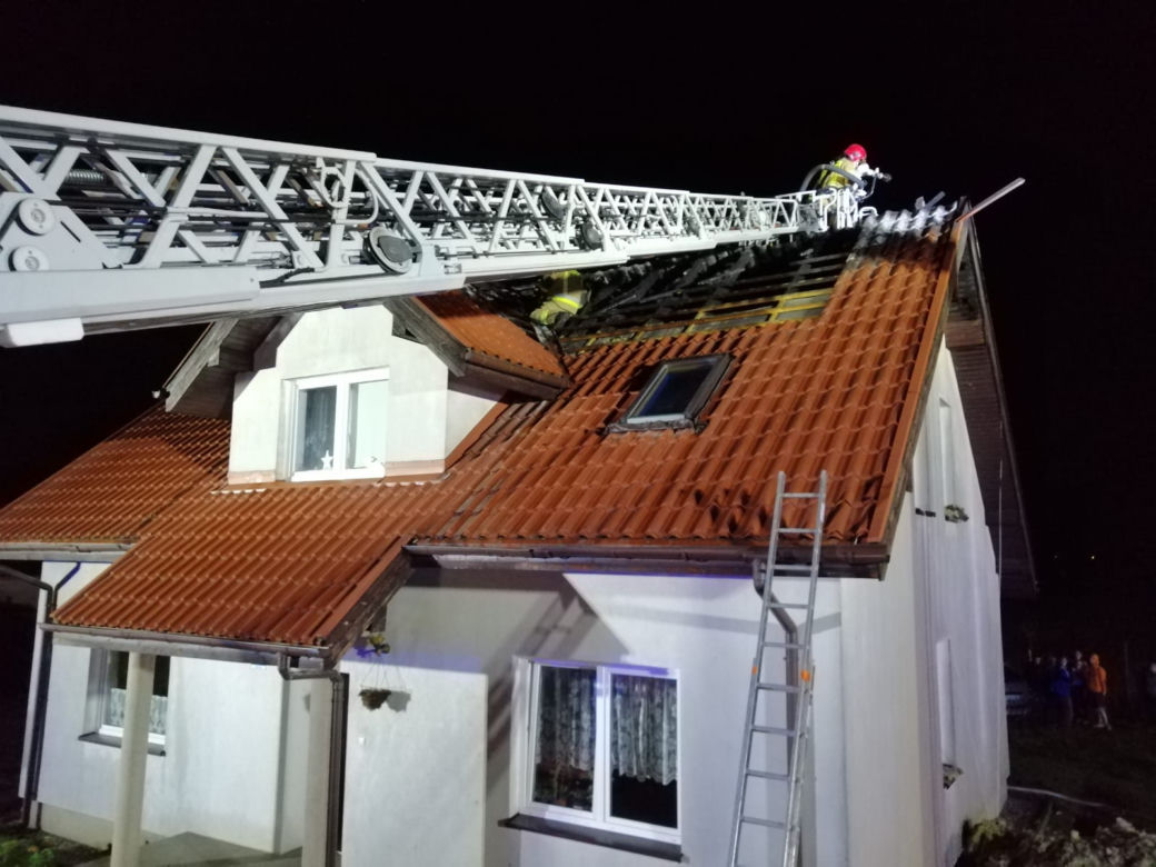 Duże straty po pożarze domu jednorodzinnego w Lasocicach koło Leszna