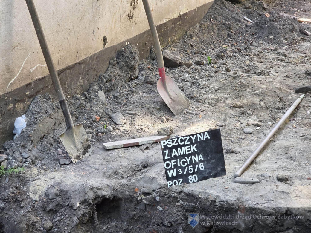 Przy zamku ujawniono nagrobki