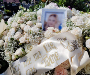 Grób Magdaleny z Mszany Górnej utonął w białych różach. Śmierć przyszła nagle i w sposób brutalny