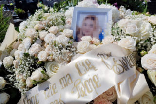 Grób Magdaleny z Mszany Górnej utonął w białych różach. Śmierć przyszła nagle i w sposób brutalny