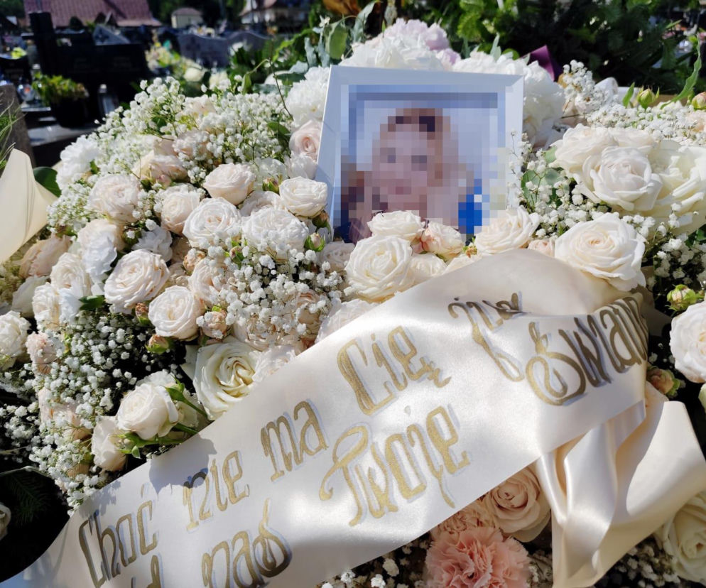 Ostatnie pożegnanie zamordowanej Magdaleny z Mszany Górnej. Jej grób przykryły białe róże