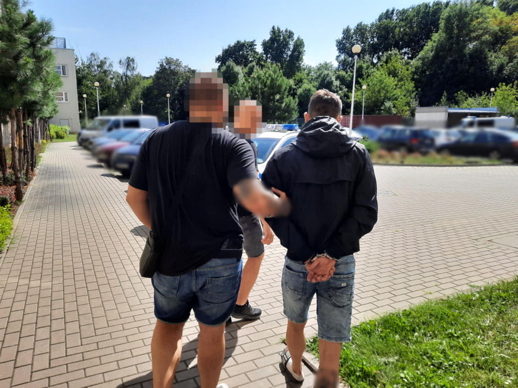 Pijany rzucił w policjanta sztachetą. Wydmuchał 2 promile!