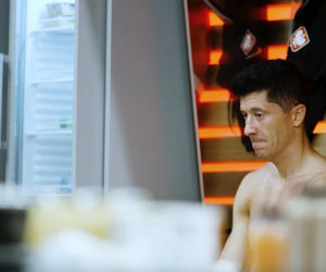 Załamany Robert Lewandowski po meczu Polska - Szwecja na Euro 2020