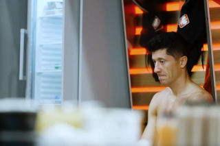 Przekleństwa i przejmująca cisza. Tych zdjęć ZDRUZGOTANEGO Lewandowskiego nie widzieliście [WIDEO]