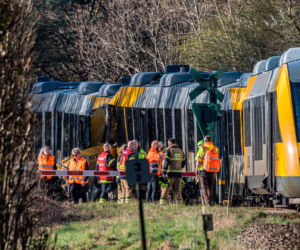 Czołowe zderzenie dwóch pociągów o świcie! Są ranni