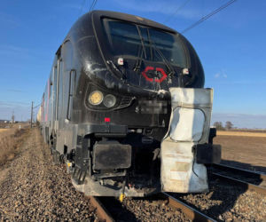 Błąd na przejeździe mógł skończyć się katastrofą. Auto staranowane przez pociąg