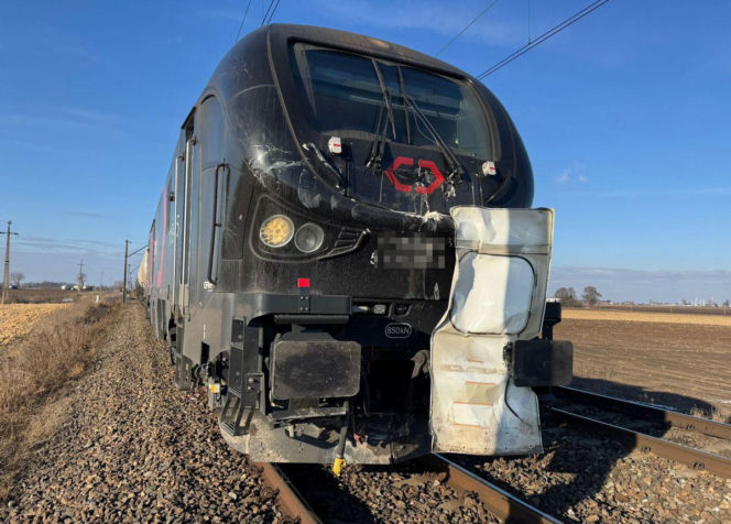 Błąd na przejeździe mógł skończyć się katastrofą. Auto staranowane przez pociąg