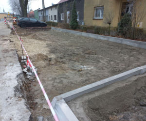 Budują miejsca parkingowe, a tam samochód. Osobówka na kawałku ziemi w Lesznie