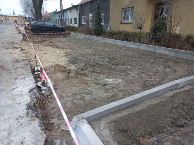 Budują miejsca parkingowe, a tam samochód. Osobówka na kawałku ziemi w Lesznie