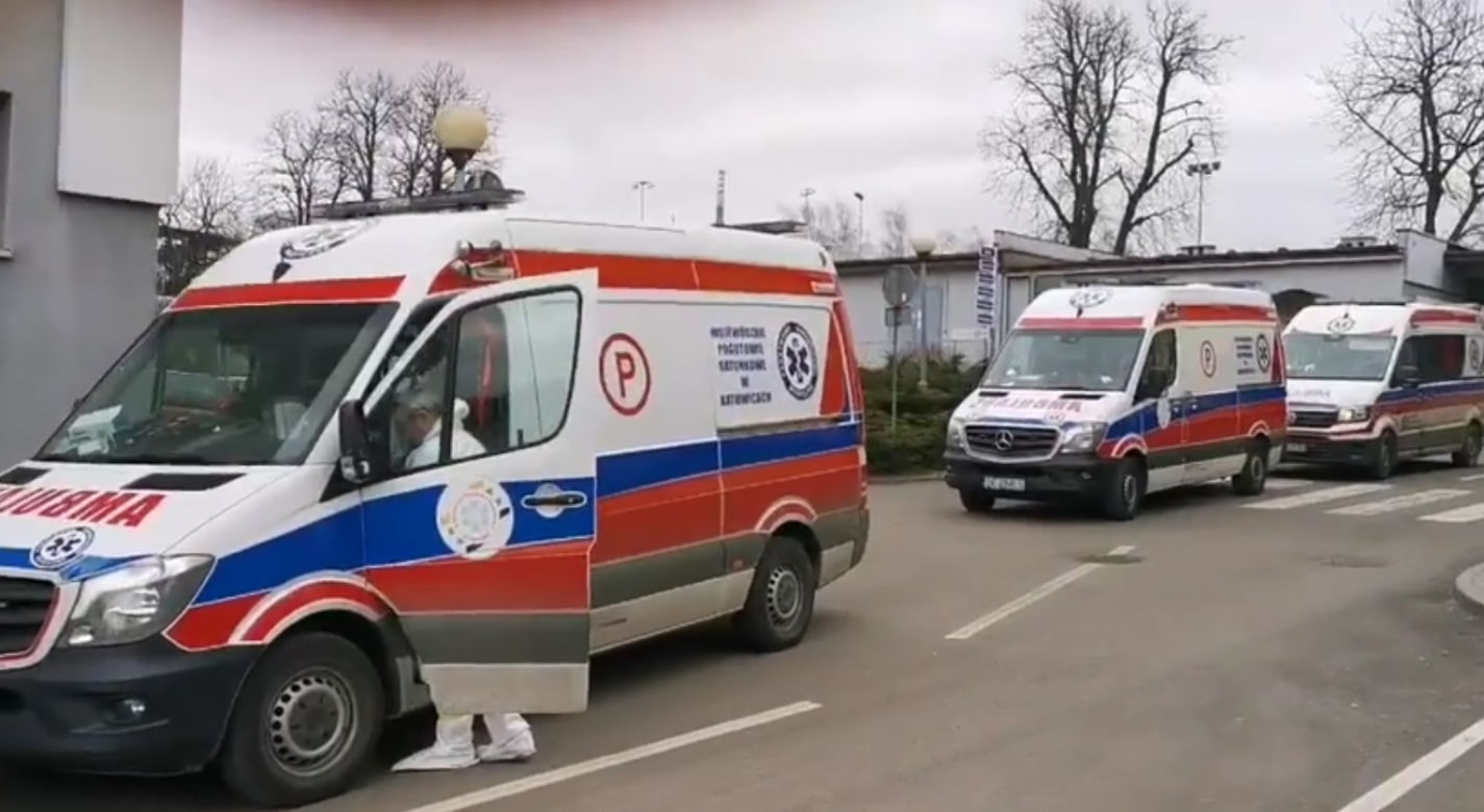 Tak wygląda kolejka karetek pod szpitalem w Zabrzu. Te zdjęcia budzą grozę wśród mieszkańców [GALERIA]