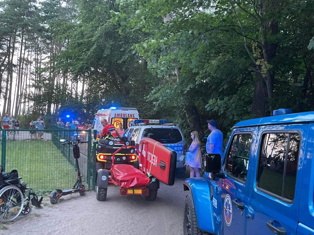 Paralotniarz spadł na plażowiczkę. Groźny wypadek w Chłopach