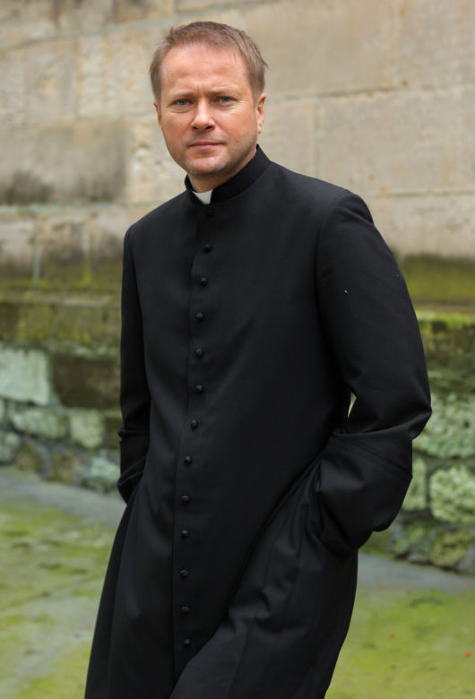 Artur Żmijewski jako Ojciec Mateusz Żmigrodzki