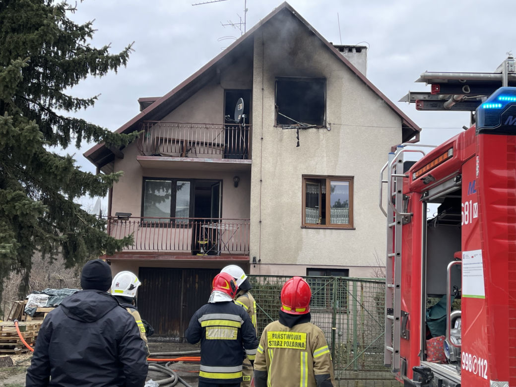 Tragedia w Kobyłce. Kobieta wyskoczyła z okna płonącego domu, jedna ofiara spłonęła żywcem