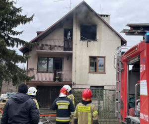 Tragedia w Kobyłce. Kobieta wyskoczyła z okna płonącego domu, jedna ofiara spłonęła żywcem
