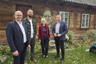 Wieś Kosierady Wielkie na terenie gminy Sokołów Podlaski staje się coraz piękniejsza. Wszystko za sprawę tzw. drewnali