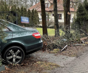 Wjechał w ogrodzenie na Białołęce. Prowadził bez uprawnień