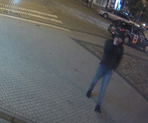 pobił na ulicy 21latka po którym późnij przejechało auto