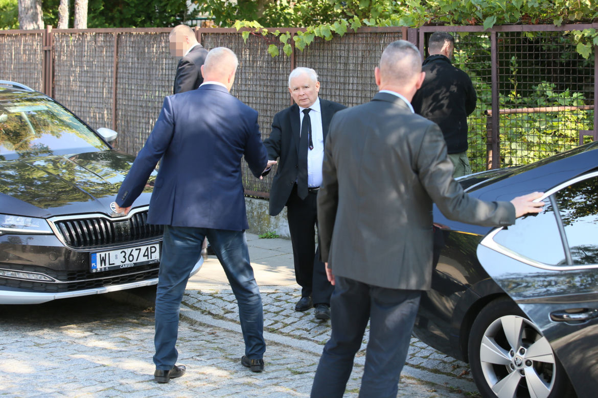 Jarosław Kaczyński jeździ Skodą Superb