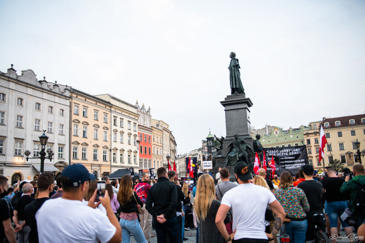 Demonstracja LGBT i narodowców na krakowskim Rynku