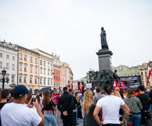 Demonstracja LGBT i narodowców na krakowskim Rynku