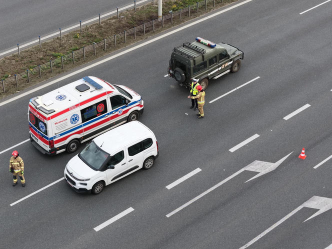 Potężna kraksa na S2. Ranne dwie osoby, w tym żołnierz