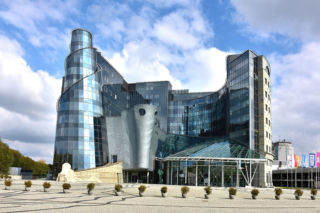 Siedziba TVP w Warszawie, inspirowana wieżą Babel. Do niej przylega Arka mieszcząca studio otwarte