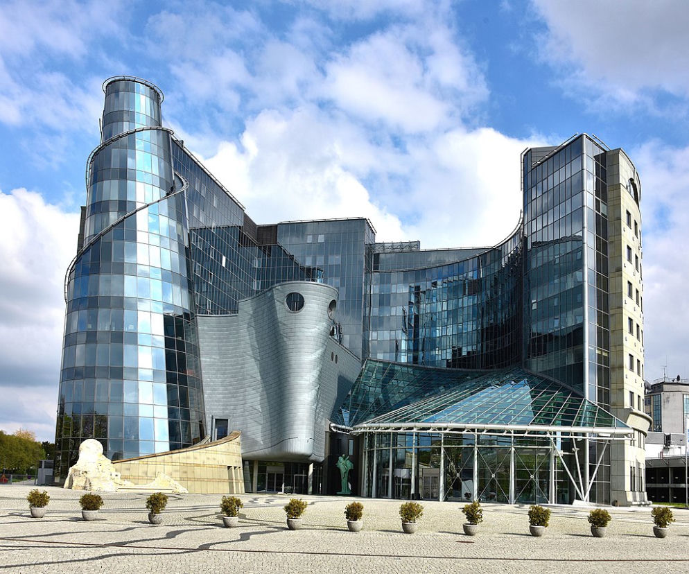 Szklany budynek siedziby TVP z charakterystyczną spiralną wieżą i elementami statku. O tej architekturze przeczytasz na SE.
