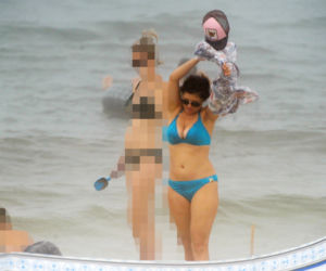 KATARZYNA CICHOPEK Z RODZINĄ NA PLAŻY