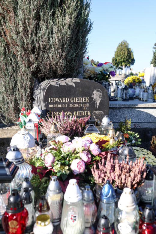 Grób Edwarda Gierka w Sosnowcu tonie w kwiatach na Wszystkich Świętych