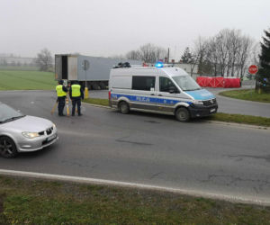 Śmiertelny wypadek na drodze krajowej. Poważne utrudnienia po zderzeniu osobówki z ciężarówką