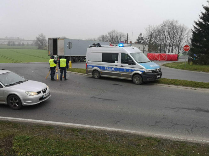Śmiertelny wypadek na drodze krajowej. Poważne utrudnienia po zderzeniu osobówki z ciężarówką