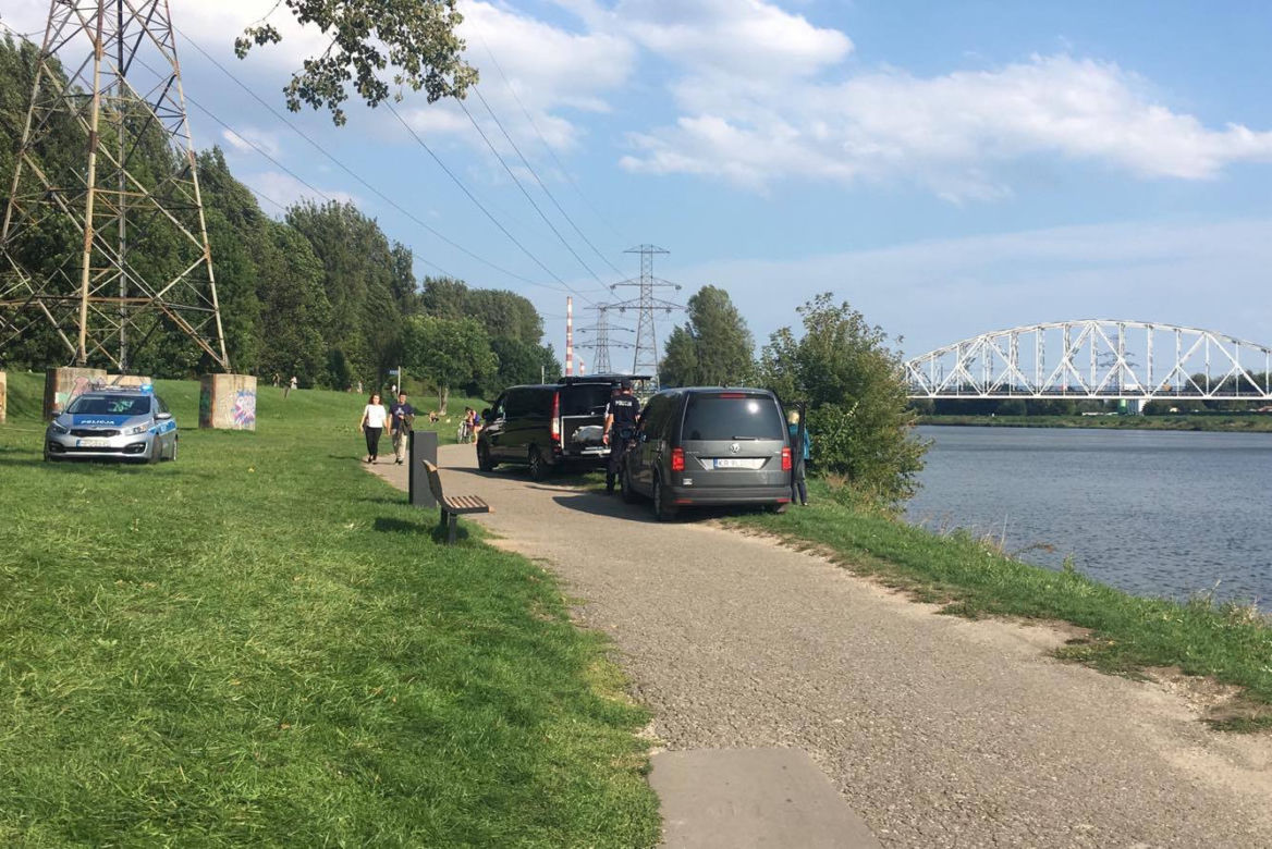 Policjanci wyłowili ciało przy plaży miejskiej obok Mostu Kotlarskiego