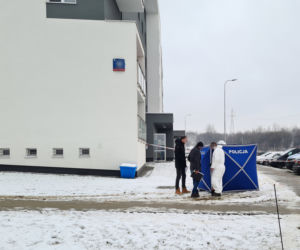 Rzeszów. Ciało 47-latki z ranami kłutymi przed blokiem! 42-latek zatrzymany po obławie